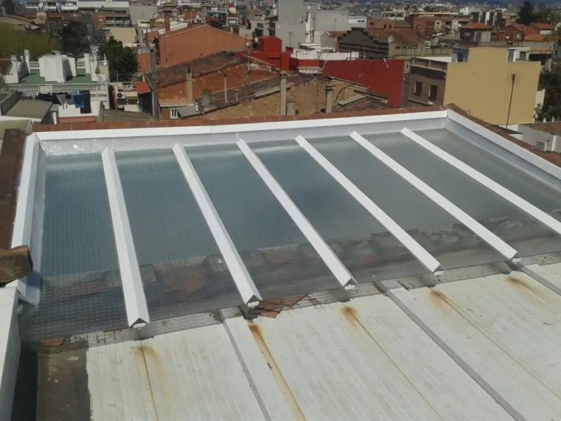 Instalación de claraboya en techo - Zingueria del Puerto